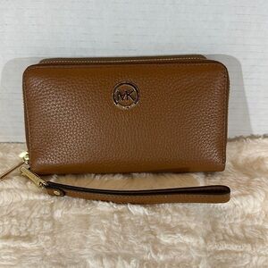 NWT Michael Kors Fulton, large flat phone case, leather brown clutch